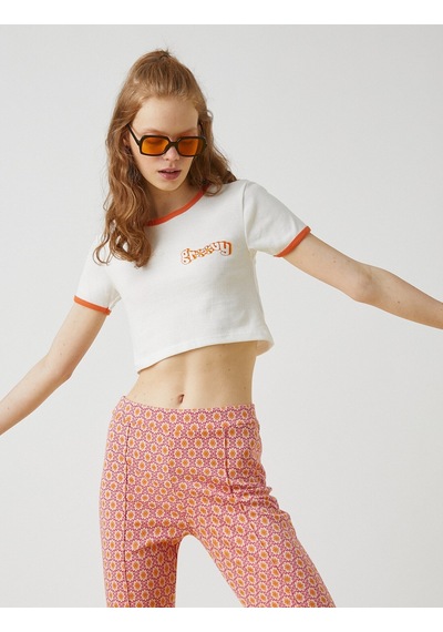 Koton Crop Tişört Biyeli Kısa Kollu Minimal Baskılı Kırık Beyaz 2yal18002ok Ekru