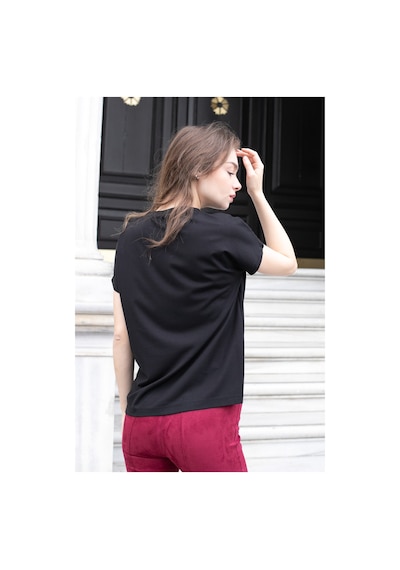 Kadın İpeksi Yumuşak Kumaş Geniş Sıfır Yaka Önü Pencereli Yanları Yırtmaçlı Tshirt Bluz-siyah Siyah Kadın İpeksi Yumuşak Kumaş Geniş Sıfır Yaka Önü Pencereli Yanları Yırtmaçlı Tshirt Bluz-siyah Siyah