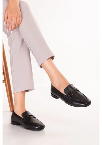 Gondol Kadın Siyah Metal Aksesuarlı Hakiki Deri Loafer Ayakkabı Hl.33100 Siyah