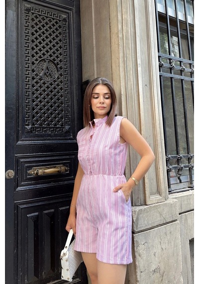 Pembe Kolsuz, Düğmeli Hakim Yaka, Beli Lastikli, Cepli, Şort Modelli Kısa Çizgili Tulum Pembe Pembe Kolsuz, Düğmeli Hakim Yaka, Beli Lastikli, Cepli, Şort Modelli Kısa Çizgili Tulum Pembe