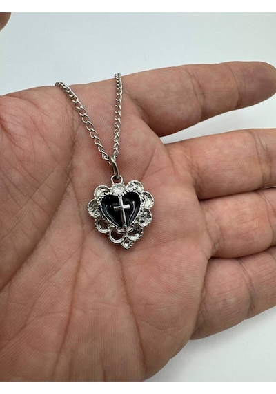 Siyah Kalp Detaylı Gotik Haç Figürlü Unisex Kolye 60 Cm Zincirli, Metal Alternatif Tarz Takı Çok renkli