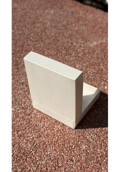 Beyaz Karton Takı Kutusu 9,5x9,5x2 Cm Kapaklı Model 5 Adet + Yeşil Kırpık Kağıtlı