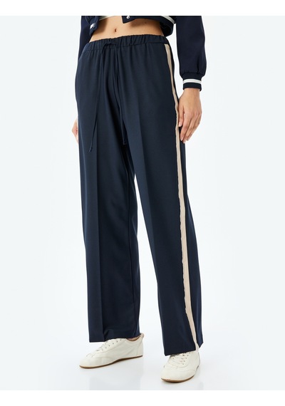Koton Beli Bağcıklı Cepli Yanları Şerit Detaylı Düz Paça Eşofman Pantolon Lacivert 5sak40246pw Lacivert Koton Beli Bağcıklı Cepli Yanları Şerit Detaylı Düz Paça Eşofman Pantolon Lacivert 5sak40246pw Lacivert