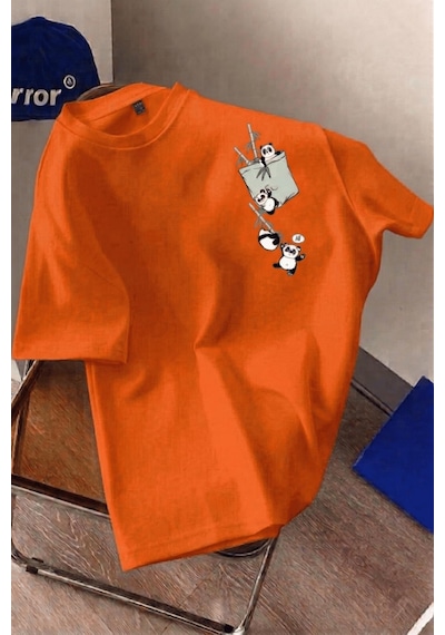 Bambu Panda Grafikli Cep Detaylı Kısa Kollu Oversize Unisex Bisiklet Yaka Tişört Turuncu Bambu Panda Grafikli Cep Detaylı Kısa Kollu Oversize Unisex Bisiklet Yaka Tişört Turuncu