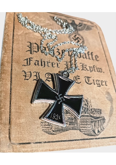 Swastika Cross Siyah Mineli Eskitme Kolye Çok Renkli