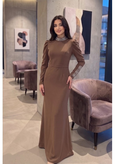 Dorne Moda Taş İşlemeli Yaka Ve Kol Detaylı Uzun Davet Elbisesi Kahverengi Kahverengi Dorne Moda Taş İşlemeli Yaka Ve Kol Detaylı Uzun Davet Elbisesi Kahverengi Kahverengi