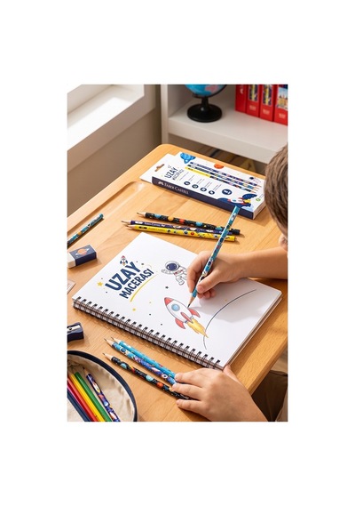 Uzay Macerası Kurşun Kalem 4 Adet Faber Castell Yuvarlak Gövdeli Siyah Kurşun Kalem Yumuşak Yazım Kolay Tutuş Kaliteli Okul Çok Renkli
