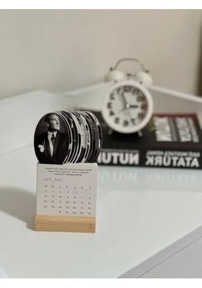 Ahşap Ayaklı Atatürk Temalı 2026 Takvim - Özel Tasarım