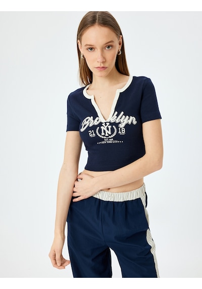 Koton V Yaka Crop Slim Fit Kolej Baskılı Düğmeli Tişört Lacivert 5sal10216ık Lacivert