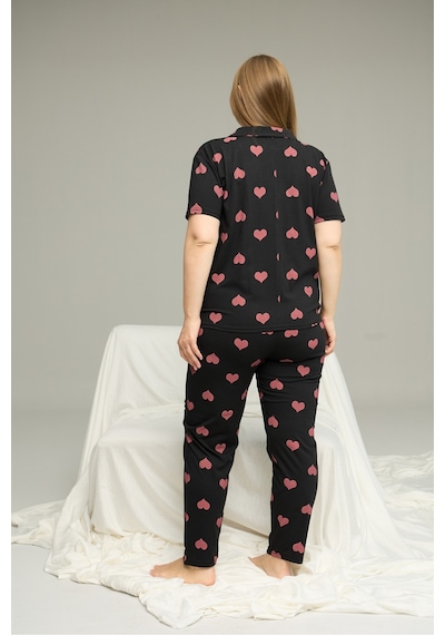 Siyah İnci Curve Büyük Beden Battal Boy Kısa Kollu Düğmeli Pamuklu Pijama Takımı Siyah Pembe Kalp Siyah İnci Curve Büyük Beden Battal Boy Kısa Kollu Düğmeli Pamuklu Pijama Takımı Siyah Pembe Kalp