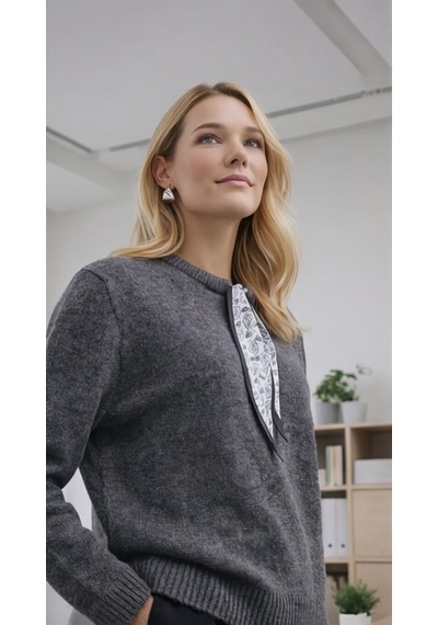 Modeva Global Fularlı Mini Triko Bluz, Desenli Bağcık Detaylı, Rahat Kesim Ve Günlük Kullanıma Uygun Koyu Gri Modeva Global Fularlı Mini Triko Bluz, Desenli Bağcık Detaylı, Rahat Kesim Ve Günlük Kullanıma Uygun Koyu Gri