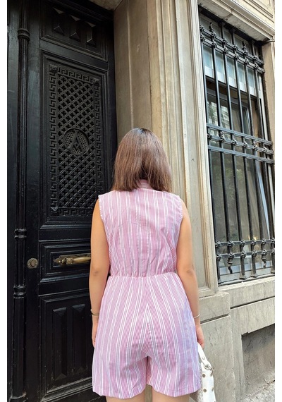 Pembe Kolsuz, Düğmeli Hakim Yaka, Beli Lastikli, Cepli, Şort Modelli Kısa Çizgili Tulum Pembe Pembe Kolsuz, Düğmeli Hakim Yaka, Beli Lastikli, Cepli, Şort Modelli Kısa Çizgili Tulum Pembe