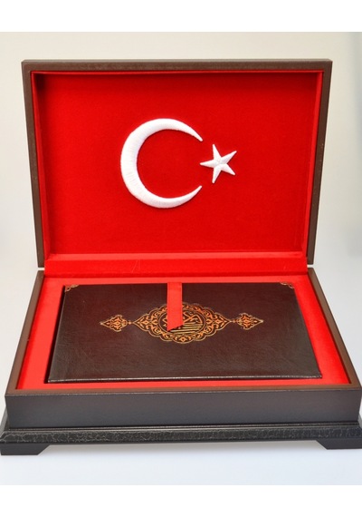 Ahşap Kutulu Nakış İşlemeli Türk Bayraklı Kuran-ı Kerim Seti Orta Boy Standart