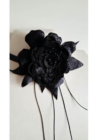 Gotik Siyah Hakiki Deri Çiçek Choker Kolye 01 - Siyah