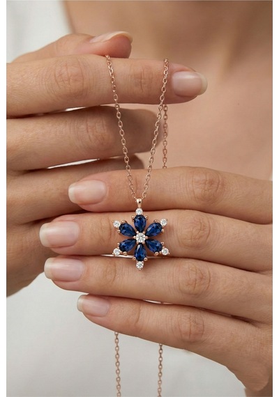 Çekirdekjewelry 925 Ayar Gümüş Safir Kamelya Çiçeği Kolye Rose
