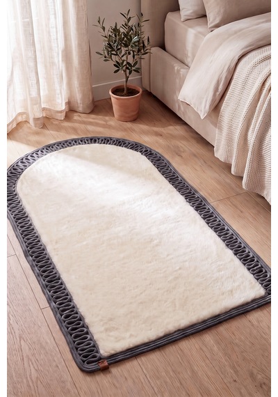Merplush Mihraplı Peluş Seccade 75x130 Cm Süet Taban Yıkanabilir Yumuşak Namaz Halısı Krem - Füme