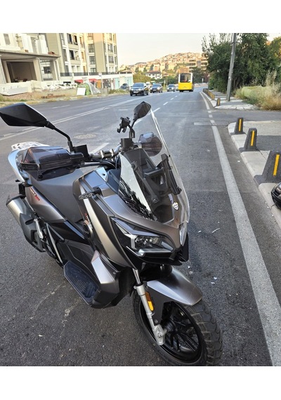 Motocam Qj Atr 125 Ön Cam 2023-2026 Model 55cm Şeffaf Renkli 4mm Kısa Cam