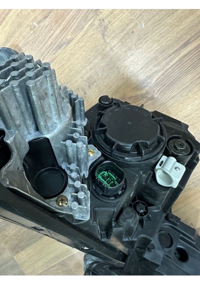 Hyundai Elantra Sağ Far Lambası Ledli Beyinli Tip 2021-2023