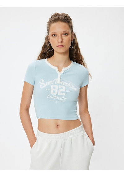 Koton Crop Tişört V Yaka Düğmeli Kolej Baskılı Kısa Kollu Slim Fit Mavi 4sal11124ık Mavi