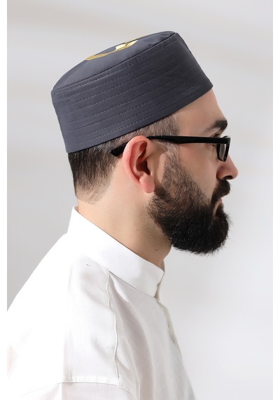 Gri Kapitone Elif Vav Nakışlı Kalıp Namaz Takkesi Gri