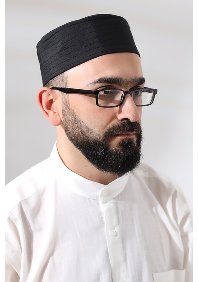 Siyah Kapitone Elif Vav Nakışlı Kalıp Namaz Takkesi Siyah