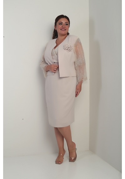 By Saygı Kadın Kruvaze Yaka Beli Drapeli Elbise Kolları Tül Ceket Astarlı Pul Detaylı Büyük Beden 2'li Takım Bej By Saygı Kadın Kruvaze Yaka Beli Drapeli Elbise Kolları Tül Ceket Astarlı Pul Detaylı Büyük Beden 2'li Takım Bej