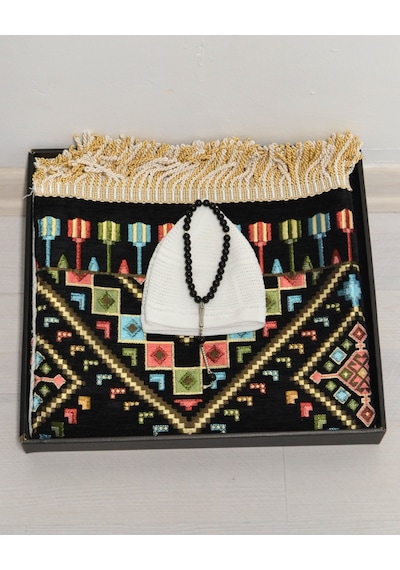 Erkekler İçin Seccade Takke Tesbih Hediyelik Seti Kilim Desenli Kadife Astarlı Seccade, 33 Lü Erkek Tesbihi, Takke Ve Özel Kutu Siyah Erkekler İçin Seccade Takke Tesbih Hediyelik Seti Kilim Desenli Kadife Astarlı Seccade, 33 Lü Erkek Tesbihi, Takke Ve Özel Kutu Siyah