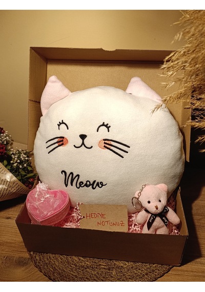 Kutulu Hediye Seti / Kedi Yastık 30cm, Ayıcık Anahtarlık Ve Kalp Şeklinde Tüllü Kutu