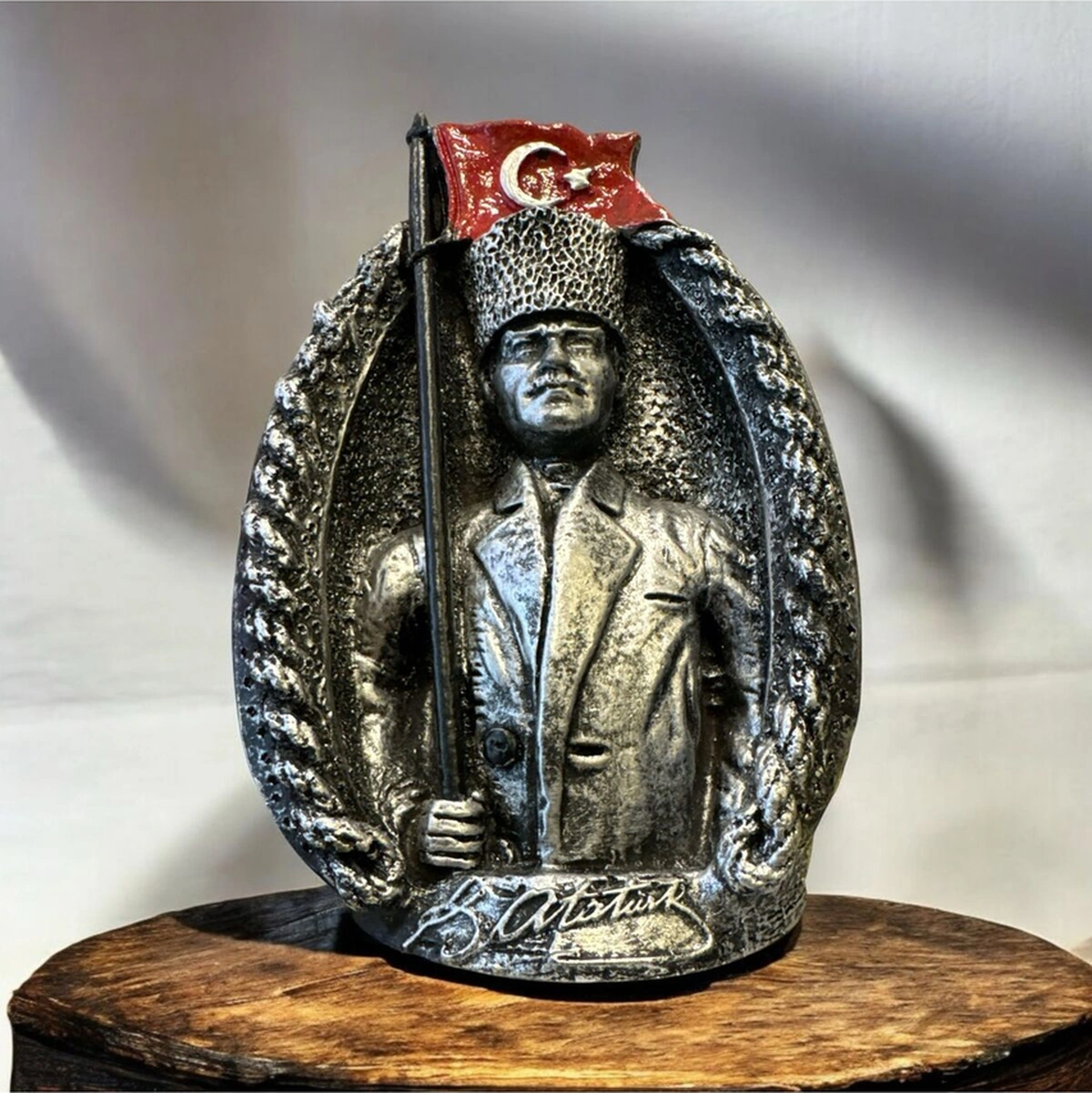 Dekoratif Polyester Bayraklı Atatürk Heykeli 21 Cm Gümüş Eskitme