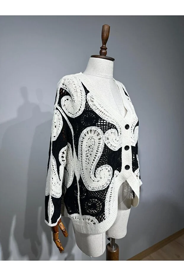 Günlük Moda Kadın Hırka Tığ İşi Desenli İki Renkli Siyah Krem Örme Hırka - Oversize Süzene Hırka Siyah