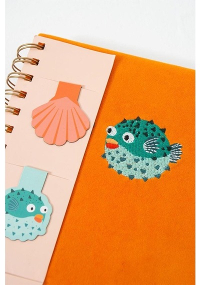 Sevimli Balon Balığı Nakışlı Turuncu Kumaş Kapak Magnet Ayraçlı Spiralli A5 Defter
