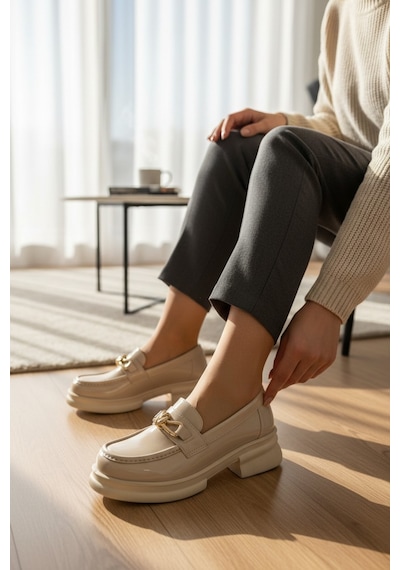 Enoch Kadın Füme Zincir Aksesuarlı Rugan Dokulu Comfort Taban Loafer Ten