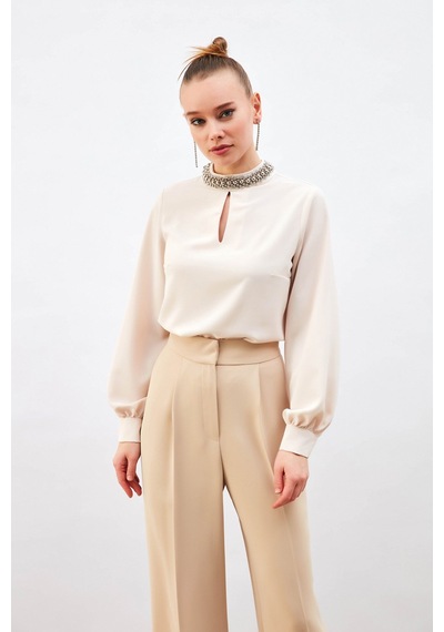 Sateen Yaka Aksesuarlı Bluz - Bej-132569