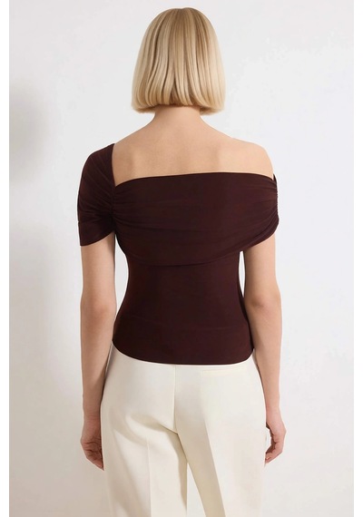 Benerly Kadın Bluz Slim Fit Asimetrik Yaka Tek Kısa Kol Örme Kumaş Büzgül Kahverengi Benerly Kadın Bluz Slim Fit Asimetrik Yaka Tek Kısa Kol Örme Kumaş Büzgül Kahverengi