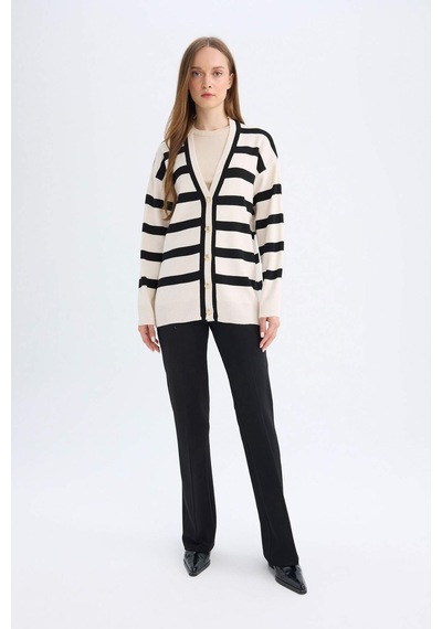 Defacto Regular Fit V Yaka Çizgili Düğme Kapmalı Tunik Triko Hırka D2445AX24WNBK81 Siyah Defacto Regular Fit V Yaka Çizgili Düğme Kapmalı Tunik Triko Hırka D2445AX24WNBK81 Siyah