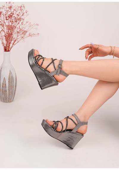 Ramer Taş Detaylı Platin Dolgu Topuk Sandalet 9 Cm Platform Kum Kaplama Pilatin