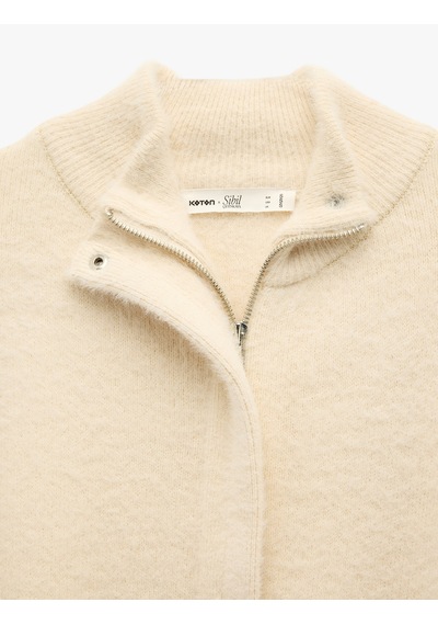 Koton Koton X Sibil Çetinkaya - Uzun Kollu Dik Yaka Fermuarlı Peluş Hırka Ekru 6wak90398ht