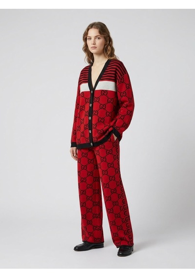 Guzelco Kırmızı Monogram Desenli Triko İkili Takım - V Yaka Hırka Ve Bol Paça Pantolon Set Kırmızı - Siyah Guzelco Kırmızı Monogram Desenli Triko İkili Takım - V Yaka Hırka Ve Bol Paça Pantolon Set Kırmızı - Siyah