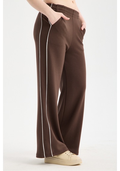 Gugus Kadın Trend Bol Paça Modal Kumaş Eşofman Altı Çift Cepli Wide Leg Yanları Beyaz Şeritli Kahverengi Gugus Kadın Trend Bol Paça Modal Kumaş Eşofman Altı Çift Cepli Wide Leg Yanları Beyaz Şeritli Kahverengi