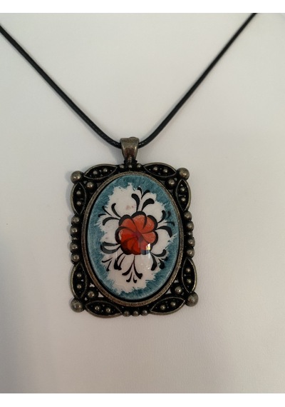 Iznik Çini Çiçek Figürlü Deri Ipli Kolye Model 4 Beyaz