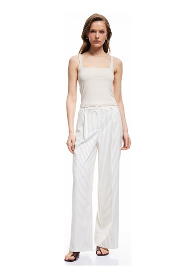 Koton Pamuklu Slim Fit Kolsuz Kare Yaka Atlet Bej 5sak10404ek Ekru