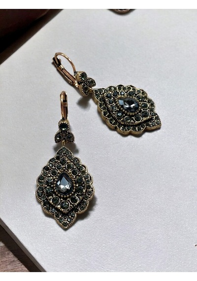 Kristal Taşlı Sallantılı Badem Küpe Gri