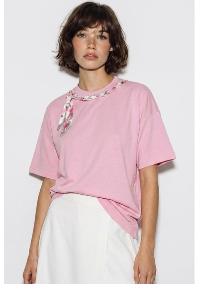 Kadın Fular Ve İnci Detaylı Bisiklet Yaka Oversize Basic T-shirt 360096 60286358 - Pembe Kadın Fular Ve İnci Detaylı Bisiklet Yaka Oversize Basic T-shirt 360096 60286358 - Pembe