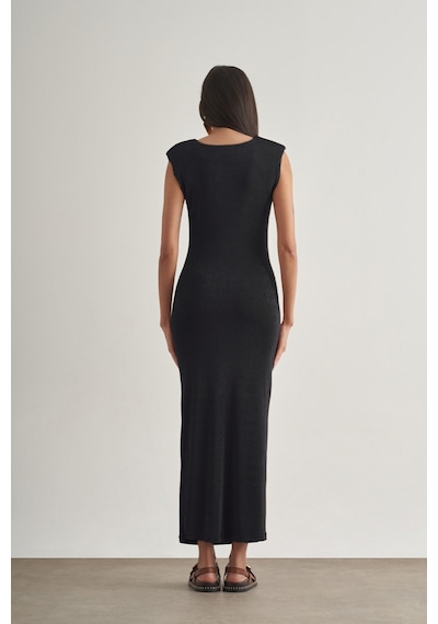 Mizalle Yan Büzgü Detaylı Vatkalı Uzun Kolsuz Siyah Bodycon Elbise Siyah