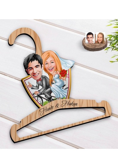Kişiye Özel Evleniyoruz Karikatürlü Standart Boy Ahşap Elbise Ask (551145300)