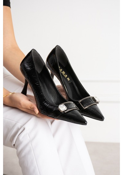 Dabab Shoes Sena Kadın Siyah Kırışık Rugan Sivri Burun Taşlı Toka Detaylı 7 Cm İnce Topuklu Stiletto Ayakkabı Dabab Shoes Sena Kadın Siyah Kırışık Rugan Sivri Burun Taşlı Toka Detaylı 7 Cm İnce Topuklu Stiletto Ayakkabı