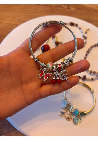 Charm Detaylı Çelik Bileklik Seti Kırmızı Kelebek & Kiraz Sallantılı