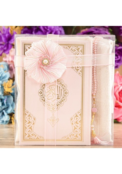Hediyelik Kuran-ı Kerim, İnci Tesbih, Seccade, Asetat Kutulu 25x18 Cm Mevlid Paketi- Bebe Pembesi Çok Renkli