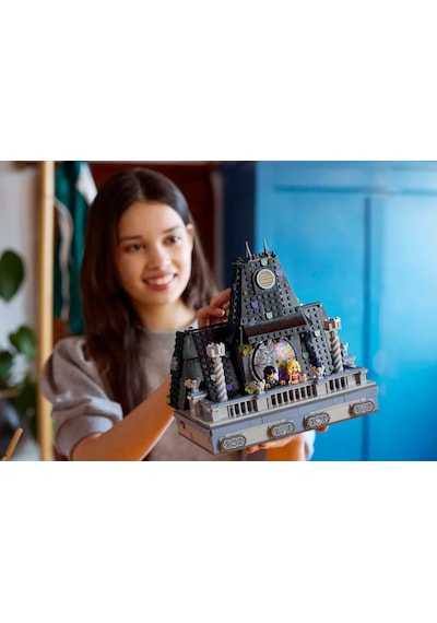 LEGO® Wednesday: Wednesday ve Enid’in Yurt Odası 76781 -10 Yaş ve Üzeri 4 Mini Bebek Figürü İçeren Yaratıcı Oyuncak Yapım Seti (750 Parça)