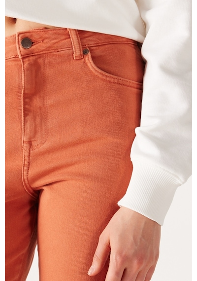 Wrangler Mom Straight Fit Düz Kesim Yüksek Bel Turuncu Esnek Pantolon W232182219 Açık Kahverengi Wrangler Mom Straight Fit Düz Kesim Yüksek Bel Turuncu Esnek Pantolon W232182219 Açık Kahverengi